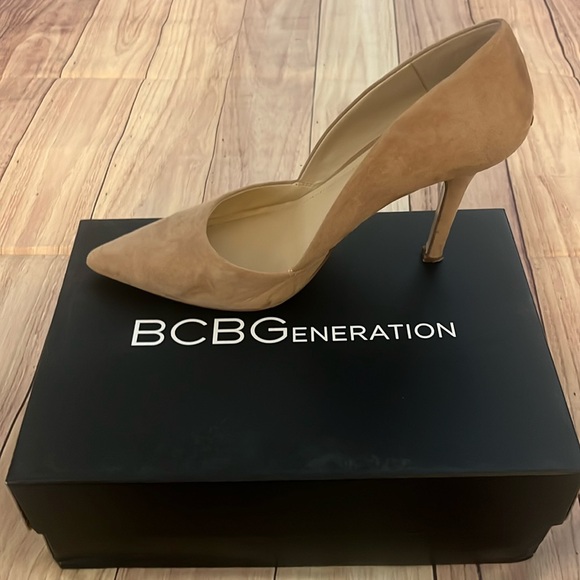 BCBG tan microsuede pumps…they go with everything! - Picture 1 of 5
